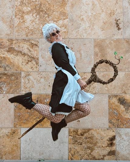 Photo shared by 𝘀𝗶𝗹𝗹𝘆 𝗹𝗶𝗹 𝗰𝗼𝘀𝗽𝗹𝗮𝘆𝘀 👉👈 on September 14, 2024 tagging @maria_oira. May be an image of 1 person, tambourine, parasol, kilt, glasses and bowler hat.