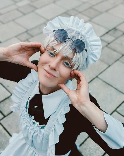 Photo by 𝘀𝗶𝗹𝗹𝘆 𝗹𝗶𝗹 𝗰𝗼𝘀𝗽𝗹𝗮𝘆𝘀 👉👈 on September 14, 2024. May be an image of 1 person, parasol, costume, glasses and eye patch.
