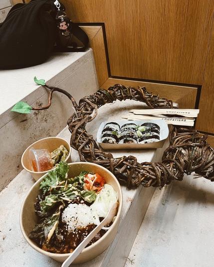 Photo by 𝘀𝗶𝗹𝗹𝘆 𝗹𝗶𝗹 𝗰𝗼𝘀𝗽𝗹𝗮𝘆𝘀 👉👈 on September 14, 2024. May be an image of ramen, sushi, chopsticks, seaweed and bowl.
