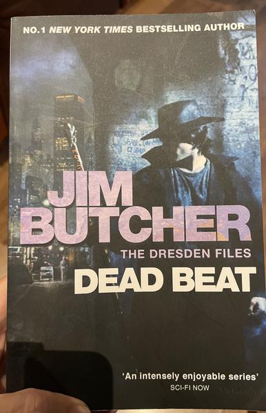 Jim Butcherin Dresden files-kirjan Dead beat kansi