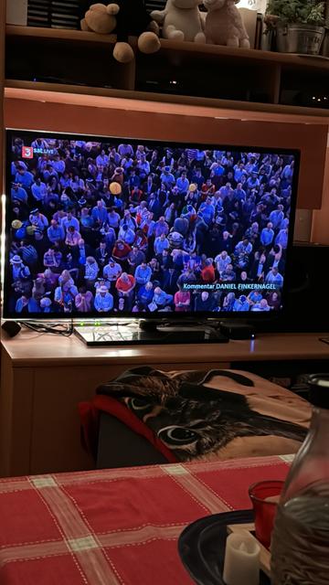 Fernseher, der das Publikum in der Royal Albert Hall in London zeigt