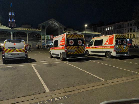 2 VPSP et une VL (la VLM !) de la Croix-Rouge française, sont garés sur le parking du Match (vide) Solférino.