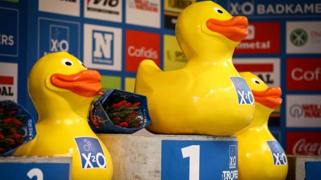 Three large yellow rubber ducks on each step of the podium of an X20 Badkamers Trofee race.