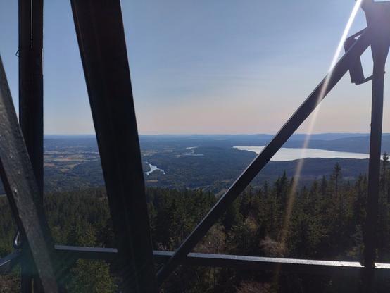 En flik av Hurdalsjøen og Andelva sett fra Mistberget utsiktstårn