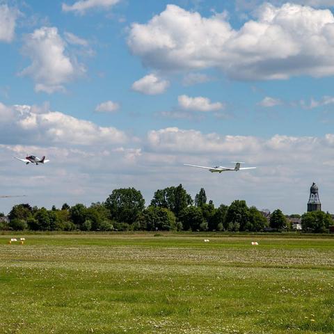 Glider in tow of a Robin DR400 at Grefrath-Niershorst #glider #avgeek #aviation #grefrath #viersen #niershorst #segelflug #nrw #germany #oedt #deutschland #travel #reisen