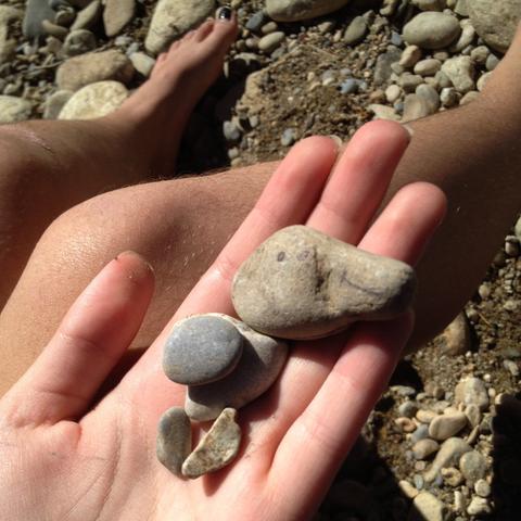 Des petits cailloux posés dans le creux d'une main : leur assemblage prend la forme d'un petit canard souriant :)

Little rocks in a hand Wide open look like a smiling little duck :)