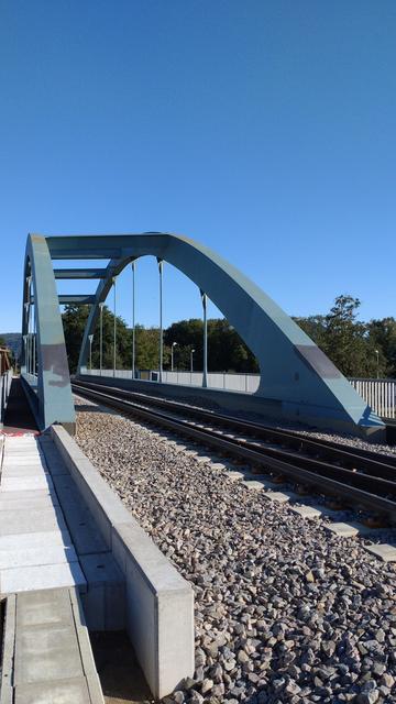 Blick durch die Stahlbogenbrücken von seitlich des Trassees, das über die Brücke führt.
