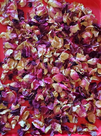 Dried red & pink rose petals.