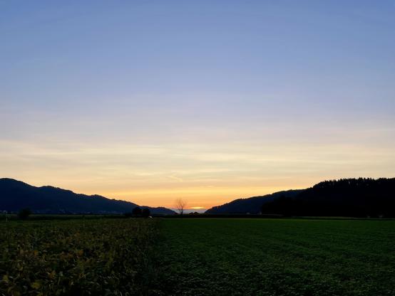 Sonnenuntergang im Dreisamtal, Blick Richtung Westen. Im Hintergrund sind die Vogesen zu sehen.