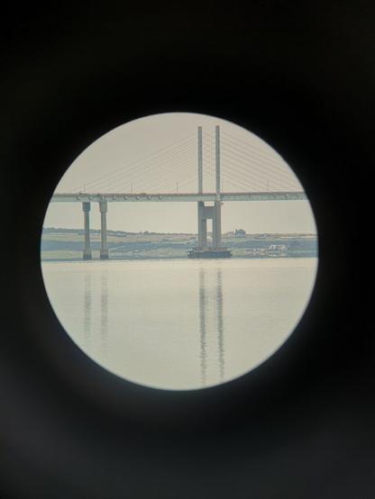 Blick durch ein Fernroh am Ufer auf die Kessock Bridge in Inverness in Schottland