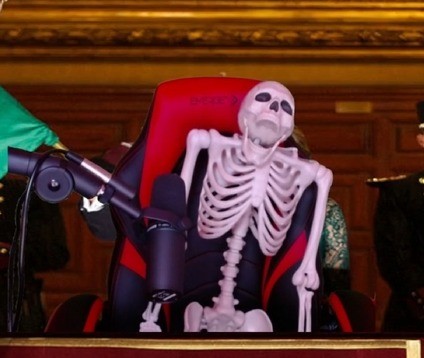 Esqueleto falso sentado en silla gamer con la boca abierta 
(Este era yo cuando vi que no era un stream serio)