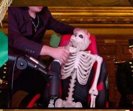 Esqueleto falso siendo obligado a tomar cerveza por Quackity.
(Este era yo recibiendo los anuncios de Quackity después del peor susto de mi vida)