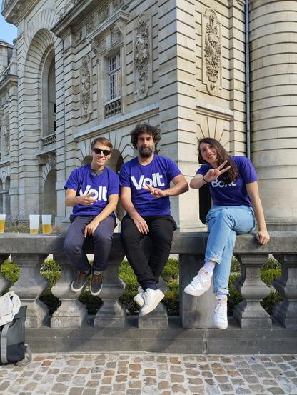 Sven avec Hugo et Sarah devant la Porte de Paris à la Braderie de Lille