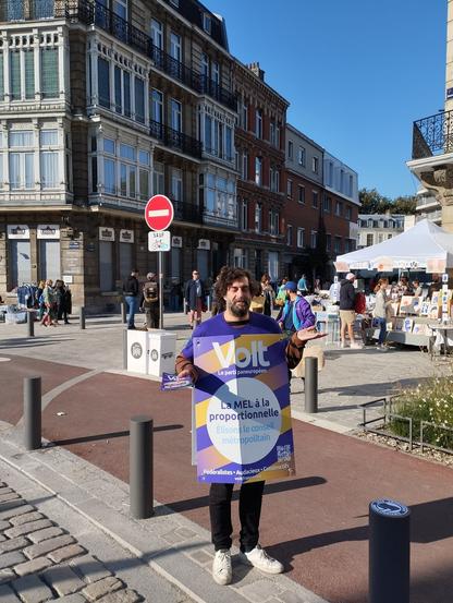 Sven à la recherche d'un peu de soleil le matin et d'un peu de démocratie dans la MEL.