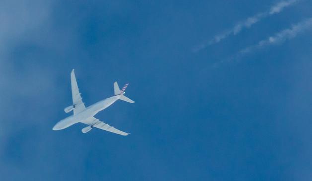 American Airlines Boeing 777-333ER #photography #airplanes #avgeek #aviation #aviationphotography #highlight #overhead (Flickr 15.04.2018) https://www.flickr.com/photos/7489441@N06/40759411434