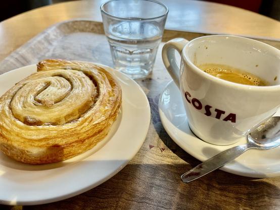 Espresso doppio & Zimtschnecke at Costa Coffee Karlsruhe main station