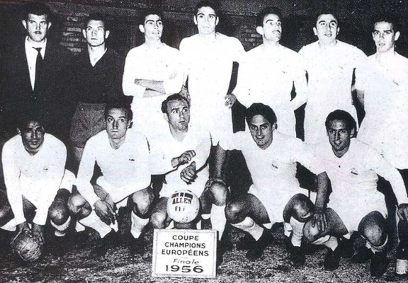 La formazione del Real Madrid che nel 1956 vince la prima edizione della Coppa dei Campioni di calcio, le cui origini sono raccontate nell'articolo allegato