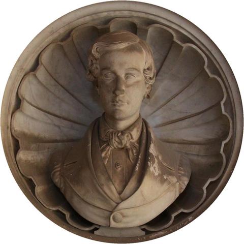 Buste de jeune homme en marbre, dans une niche ronde en forme de coquille. Il fait partie du monument de Alberto Pio, au cimetière monumental de la chartreuse de Bologne. Image CC-BY-SA 4.0 par Patafisik, via Wikimedia Commons