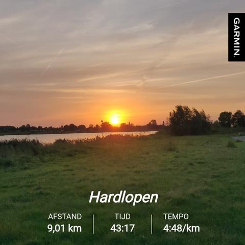 ondergaande zon bij de IJssel met over de foto de statistieken geprint: 9.01 km in 43:17 met een tempo 4:48 per km