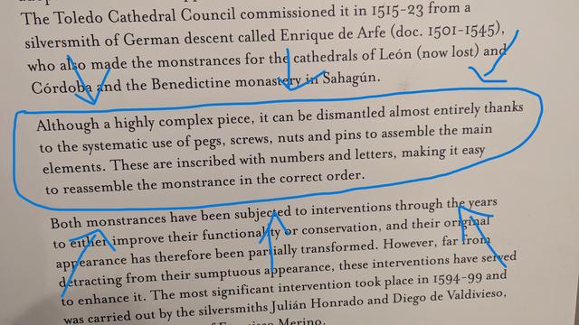 The highlighted text reads:
Although a highly complex piece, it can be dismantled almost entirely thanks to the systematic use of pegs, screws, nuts and pins to assemble the main elements. These are inscribed with numbers and letters, making it easy to reassemble the monstrance in the correct order.