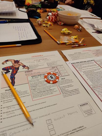 Tisch mit den typischen Rollenspiel Utensilien.