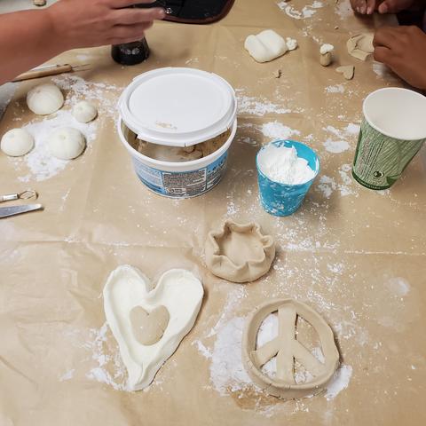 3 clay items I made by hand this evening.
A ruffled jewelry holder, peace sign ornament & a double hearts coin tray.