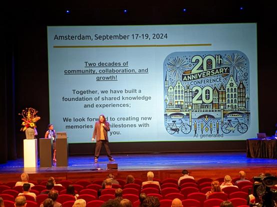 Bilete frå Semantics si opning. Presentasjon som visar datoar og at det er 20 år med Semantics.