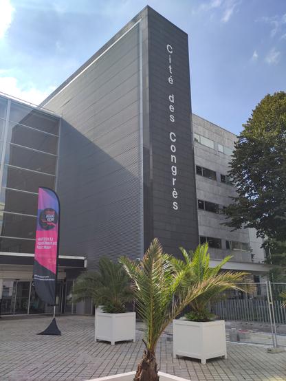 Photo de la façade de la cité des Congrès à Nantes