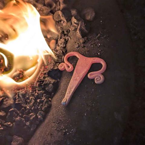 La boucle de ceinturon encore rougeoyante, posée à coté du feu de la forge