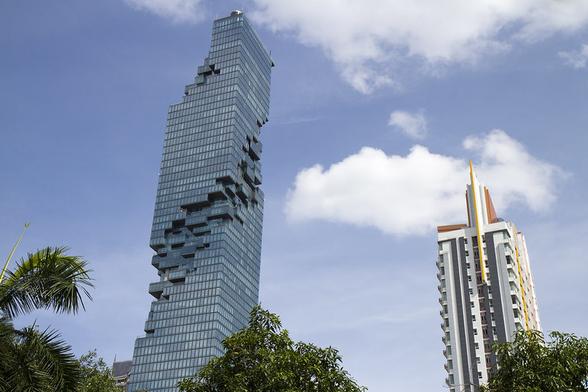 Le-MahaNakhon-un-immeuble-auquel-il-semble-manquer-des-pixels-1