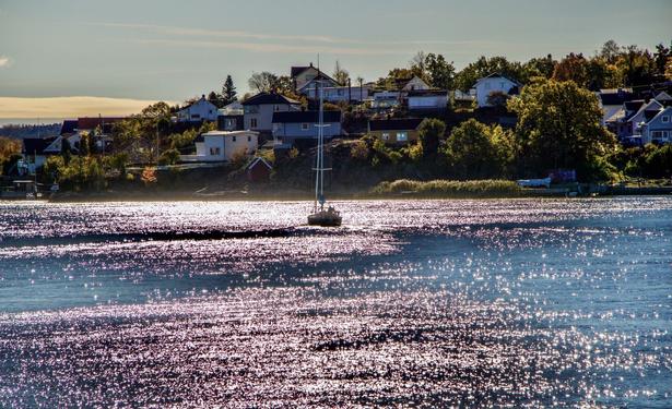 seilbåt på vei ut Glomma for å møte havet. Bildet er tatt fra Isegran fort.
