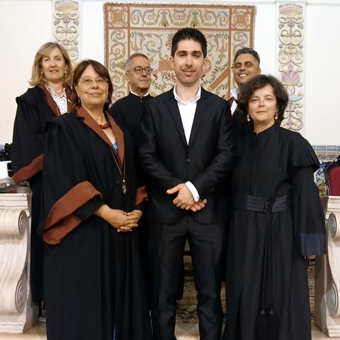 Photo of the members of the jury with the new doctor, João Amendoeira Peixoto, arranged in two rows: in the back row are Elizabete Pereira, João Pedro Cunha Ribeiro and João Lourenço Monteiro; in the front, Maria de Fátima Nunes, João Amendoeira Peixoto and Ana Cristina Martins (the thesis supervisor).