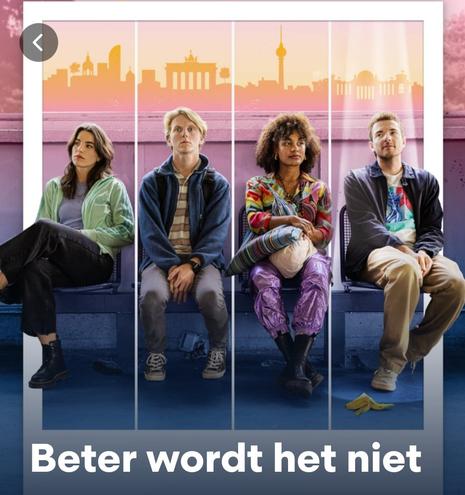 Afbeeldingen van de cast van 'Beter wordt het niet'. Ze zitten op een bank. Daarachter een getekende skyline van Berlijn. Links een blanke vrouw met donker haar, een groen vest, een blauw shirt en een zwarte broek met zwarte schoenen. Daarnaast een blonde man met een bruin-ecru gestreept shirt en een blauwe jas, een grijze broek met daaronder blauwe sneakers met een witte zool. Daarnaast een getinte vrouw met krullend haar, een felle meerkleurige jas, een meerkleurige tas op haar schoot en daaronder een lichte tas. Daaronder een paarse broek met zwarte laarzen. Daarnaast een blanke man met kort donker haar en een korte baard, een meerkleurig shirt met een zwarte jas, een lichtbruine broek met witte sneakers. Onder zijn benen ligt een bananenschil.