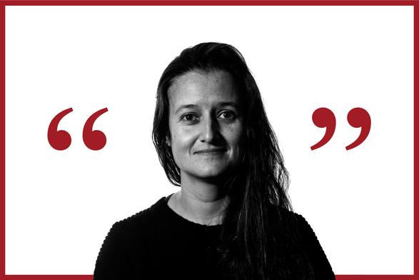 Retrat de l'autora, Florencia Brizuela, en escala de grisos, sobre fons blanc i entre unes cometes tipogràfiques de cita vermelles