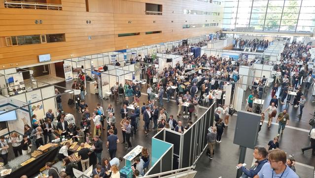 gens dans le palais des congrès