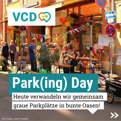 Man sieht eine bunt geschmückte Straße mit farbenfrohen Wimpeln über einem Parkplatz, auf dem ein Tisch mit Bänken aufgebaut wurde. Einige Menschen stehen um den Tisch herum und unterhalten sich.
Text im Bild: Park(ing) Day
Heute verwandeln wir gemeinsam graue Parkplätze in bunte Oasen!
