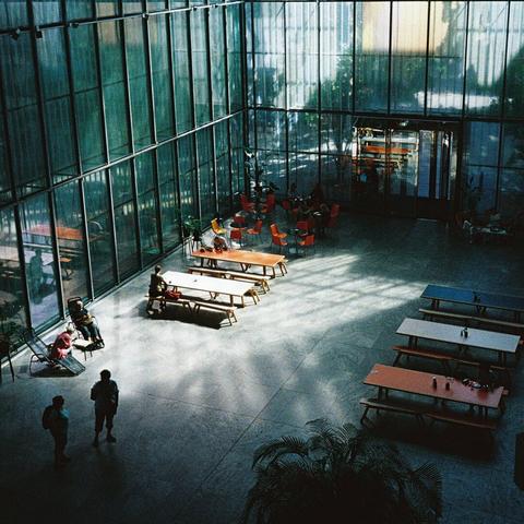 Blick von oben auf des Café im Museum