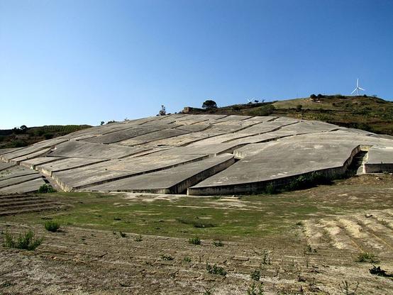 Cretto-di-Burri-le-labyrinthe-de-beton-de-Gibellina-1