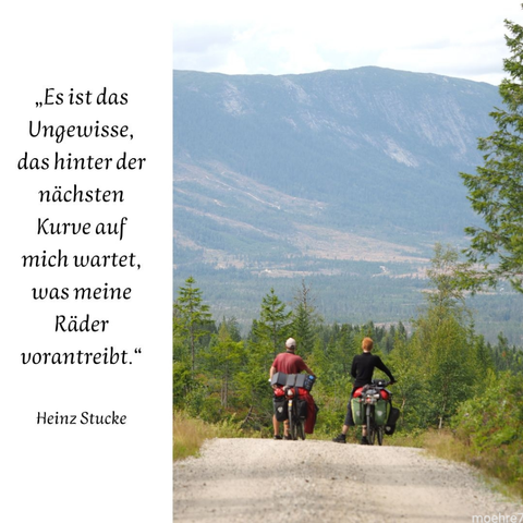 zwei Radreisende blicken in eine Berglandschaft,
dazu der Text von Heinz Stucke:
"Es ist das Ungewisse, das hinter der nächsten Kurve auf mich wartet, was meine Räder vorantreibt"