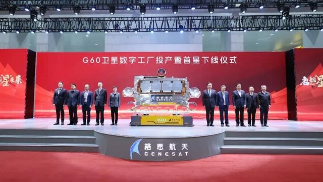 IT: L'unica foto disponibile di un satellite della costellazione G60.
Crediti foto: Shanghai Observer.

EN: The only available photo of a G60 constellation satellite.
Photo credit: Shanghai Observer.