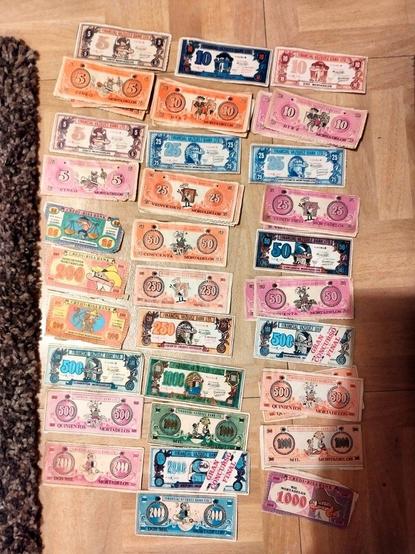 Billetes de Mortadelo de las viejos tebeos de Mortadelo de los 80.

De 5, 10, 25, 50, 250, 500, 1000 y 2000 de valor