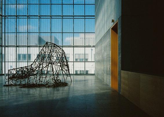 Blick aus einer Fensterfläche im Museum der bildenden Künste.