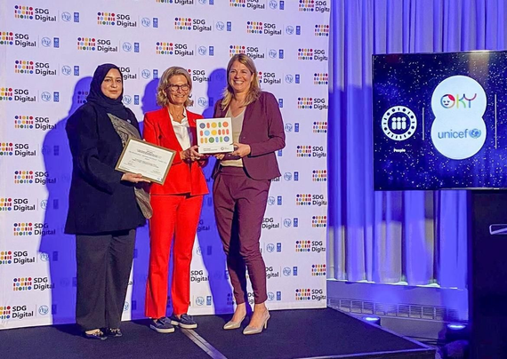 Head of ITU presents the award to the Oky team