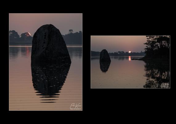 diptyque sur fond noir de deux photos présentant le lever du soleil derrière un menhir au milieu d'une rivière à la surface calme. La photo de gauche, en format vertical, est un cadrage serré sur le menhir se reflétant dans l'eau légèrement ondulée alors qu'en arrière-plan, le soleil commence à apparaître à travers la ramure des arbres de la rive opposée. La photo de droite, en format horizontal, est un cadrage plus large avec le soleil juste au-dessus de la cime des arbres de la rive opposée. la composition de cette seconde photo présente le menhir sur la partie gauche, le soleil est plus ou moins au centre alors que sur la partie droite, on peut voir les arbres de la rive d'où est prise la photo, et leur reflet.
Sur les deux photos, on peut se rendre compte de la médiocre qualité de l'air ce jour là : présence de beaucoup d'ozone et de nanoparticules.