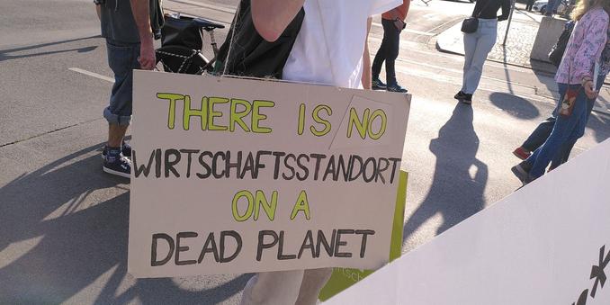 Demo-Plakat mit der Aufschrift "There is no Wirtschaftsstandort on a dead planet"