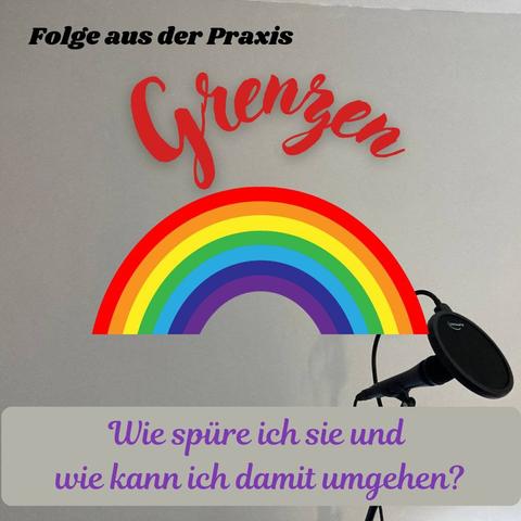 Auf dem Regenbogen ist der Schriftzug Grenzen zu lesen. Im hellen Hintergrund lässt sich ein Mikrofon in der rechten unteren Ecke erkennen.