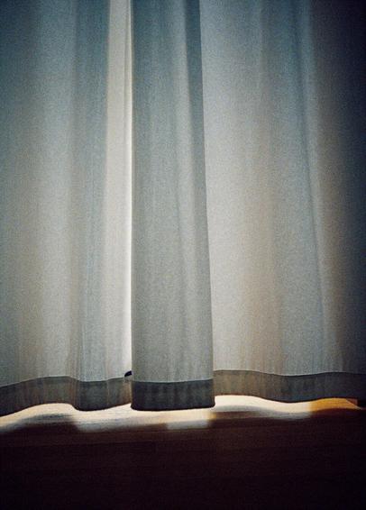 Ein Vorhang aus dem Schatten fotografiert. Hinter dem Vorhang ist Licht.