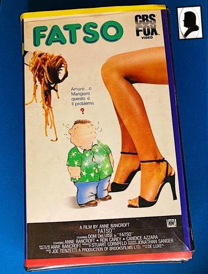 La foto ritrae la copertina del VHS del film con la locandina che raffigura un uomo disegnato che non sa scegliere fra una forchettata di spaghetti al sugo e le gambe di una donna.