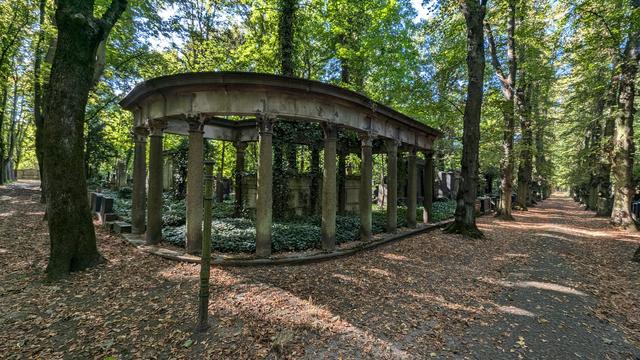 Eine große Grabstätte, die einem Tempel gleicht.