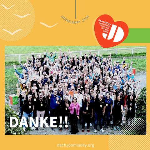 Gruppenfoto mit ca. 140 Personen, die die Hand hoch halten und Joomla! rufen